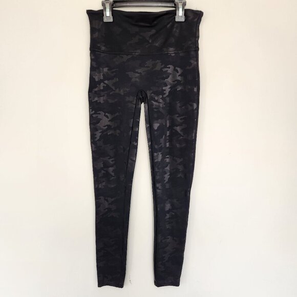 Spanx Faux Leather Camo Leggings Size L Black Matte 28" Inseam 20185R - Picture 1 of 7